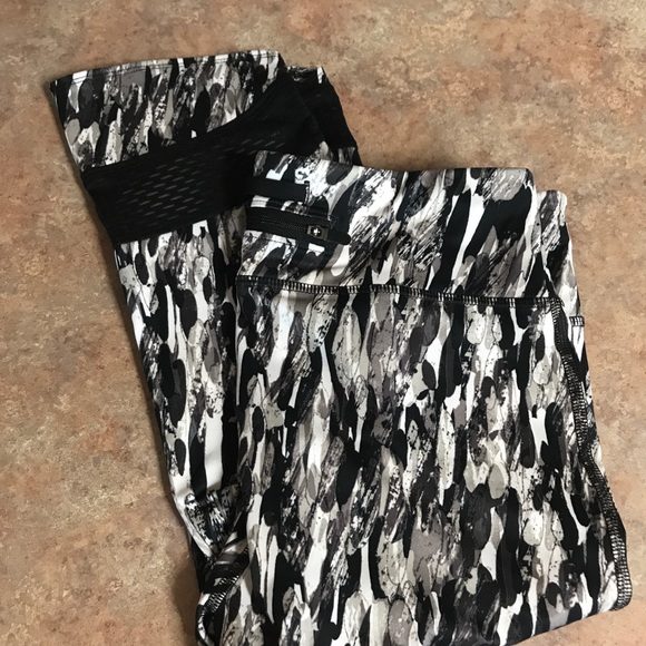 UA Womens Fly by printed Capri 1248730 - Picture 8 of 11